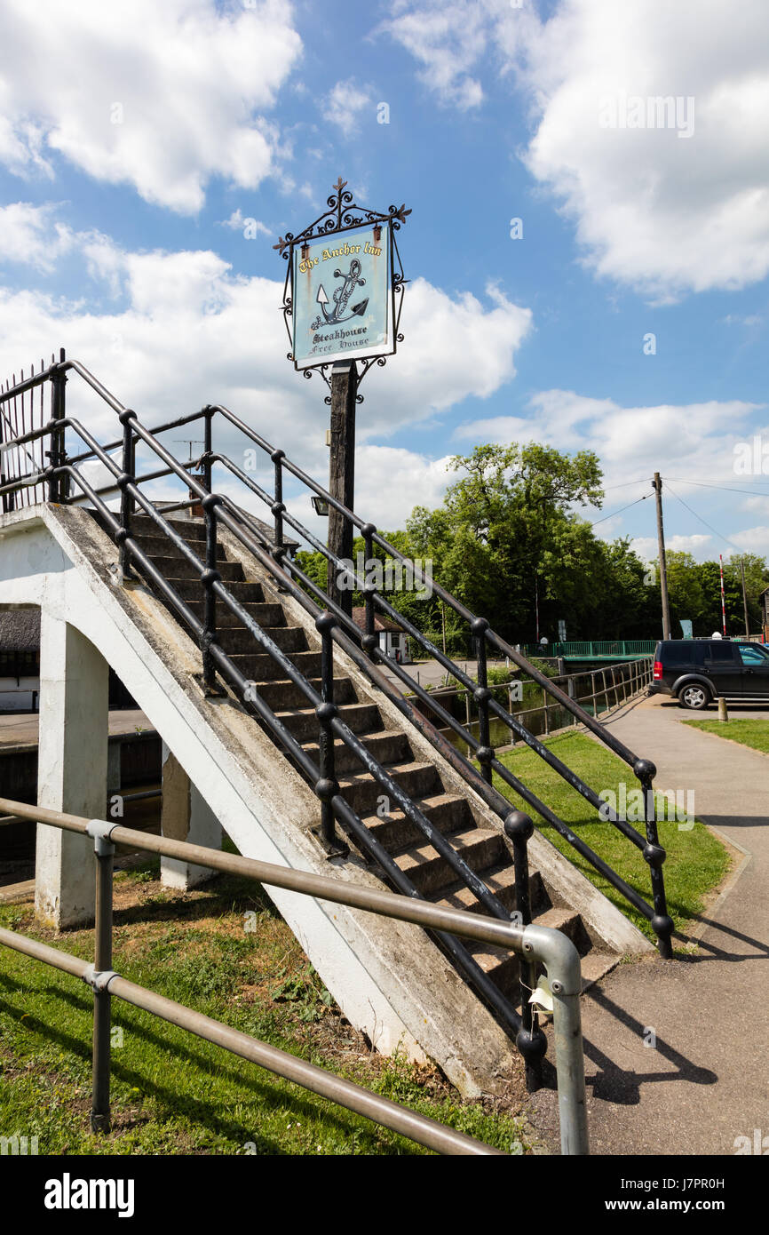 Riverside pyb and hotel, The Anchor Inn, on the River Medway near