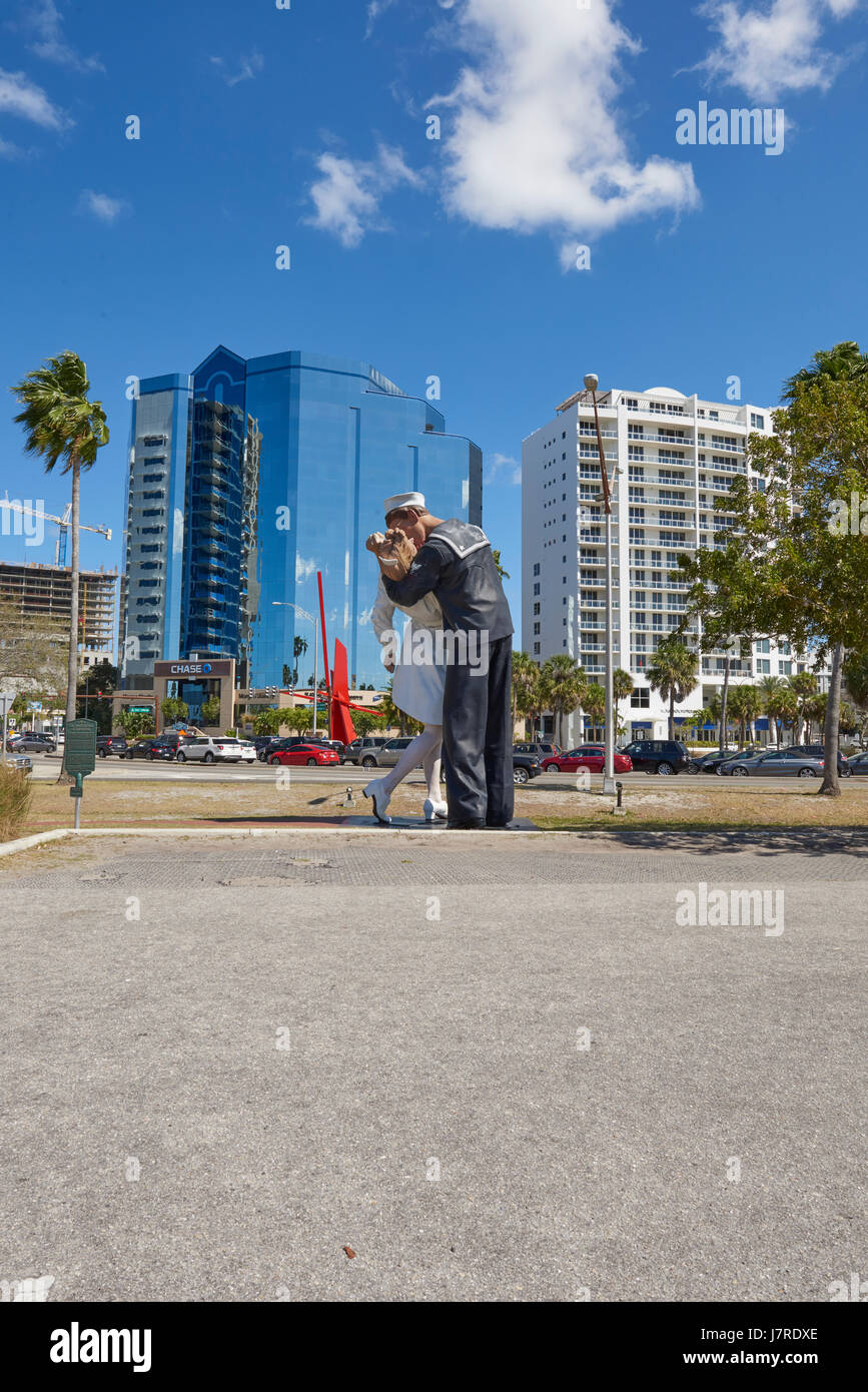 sailor & nurse kissing statue on Sarasota Bayfront, Florida Stock Photo