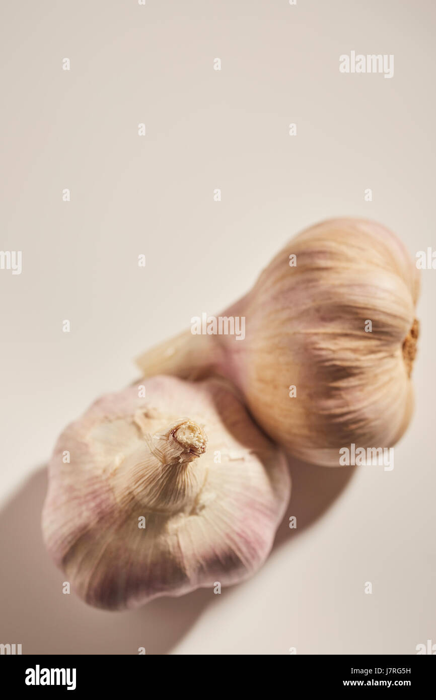 Whole heads of purple garlic Stock Photo Alamy