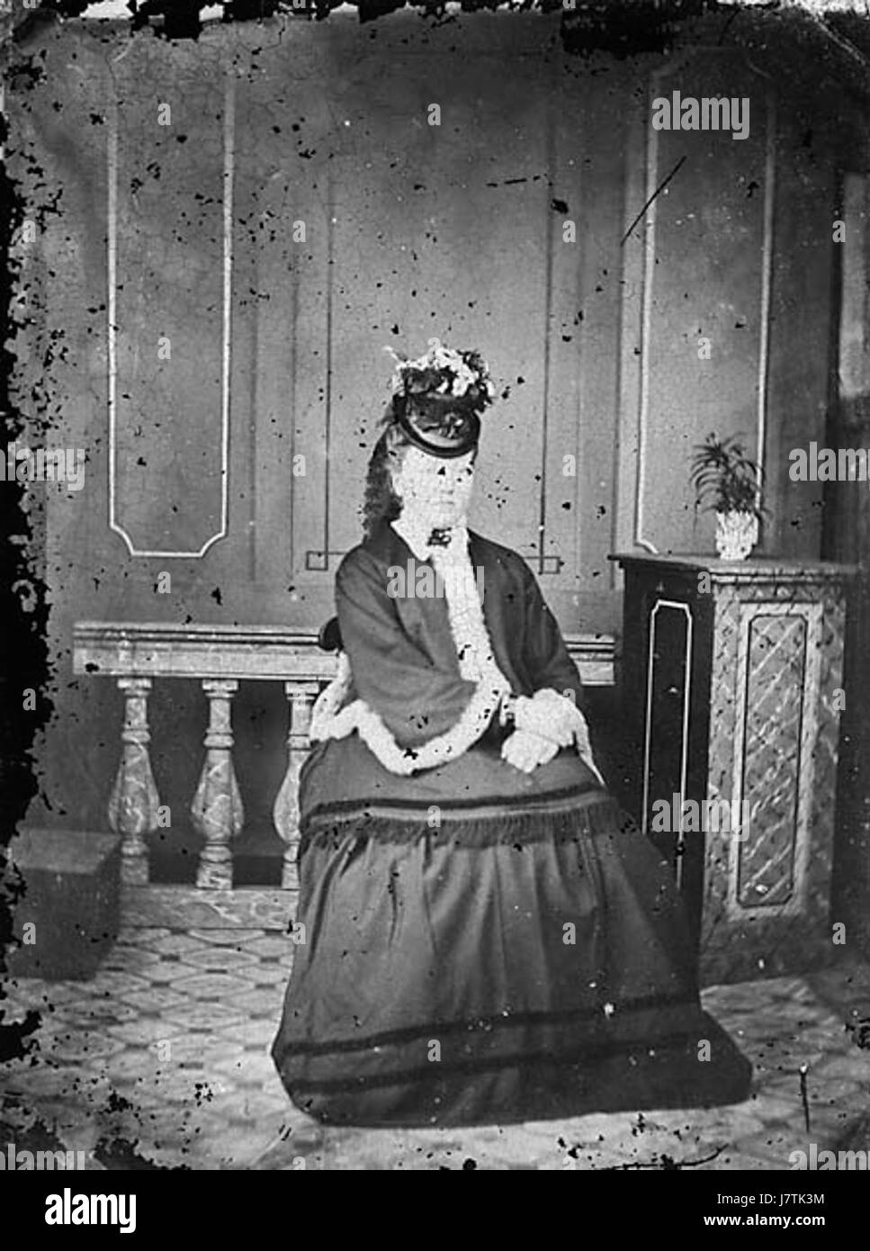 Vintage portrait seated woman hi-res stock photography and images - Alamy