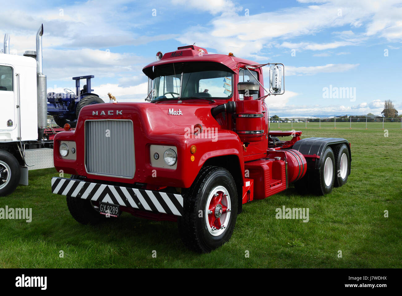 Truck mack hi-res stock photography and images - Alamy