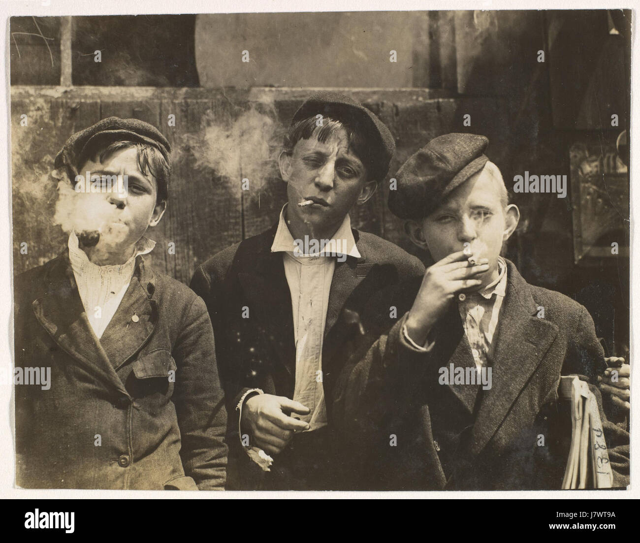 11 00 A.M. Monday, May 9th, 1910. Newsies at Skeeter's Branch, Jefferson near Franklin. They were all smoking. Location  St. Louis, Missouri. MET DP352686 Stock Photo