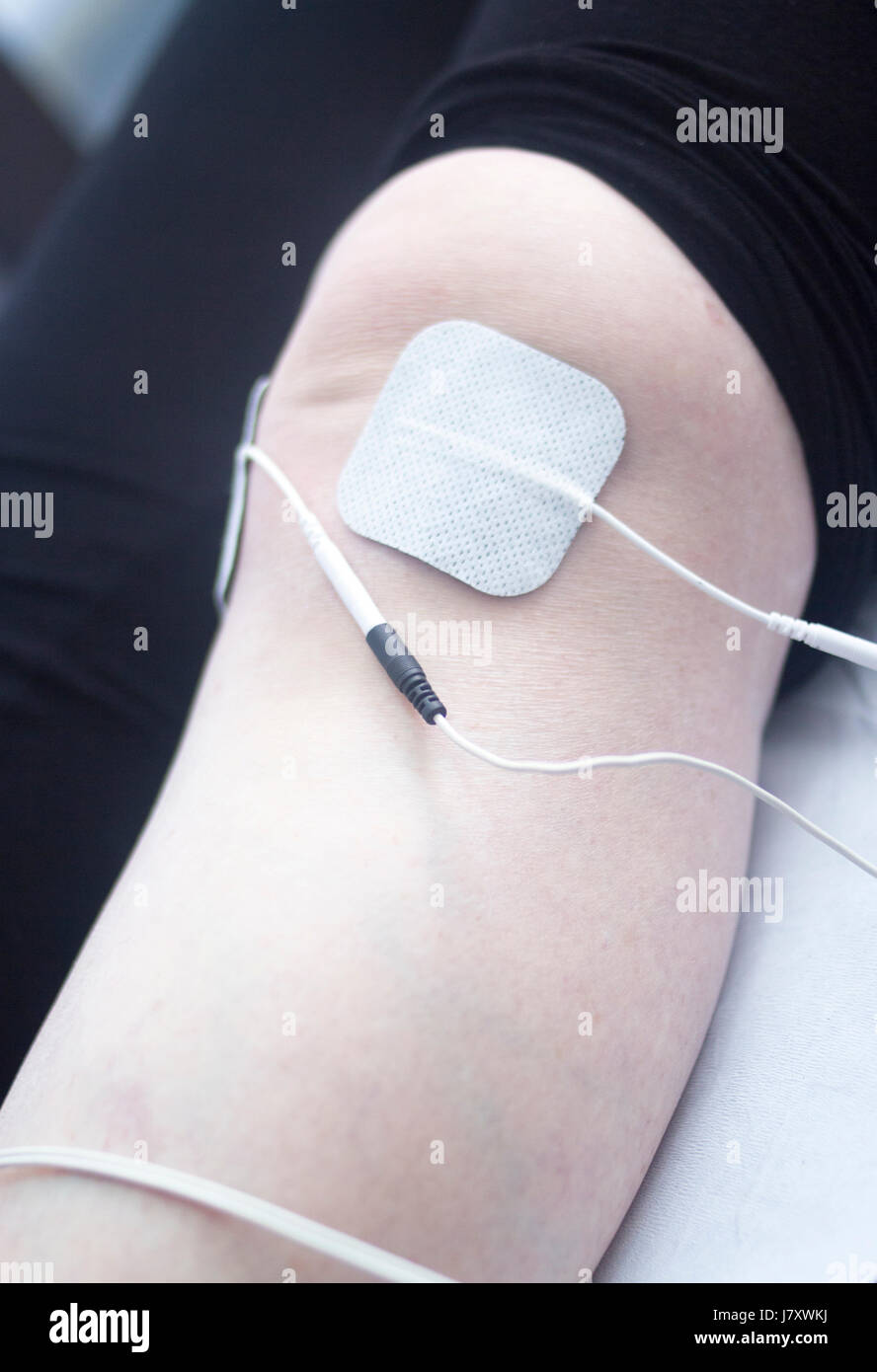 Physical therapy mecical clinic physiotherapy electrical impulse shock treatment for leg injury