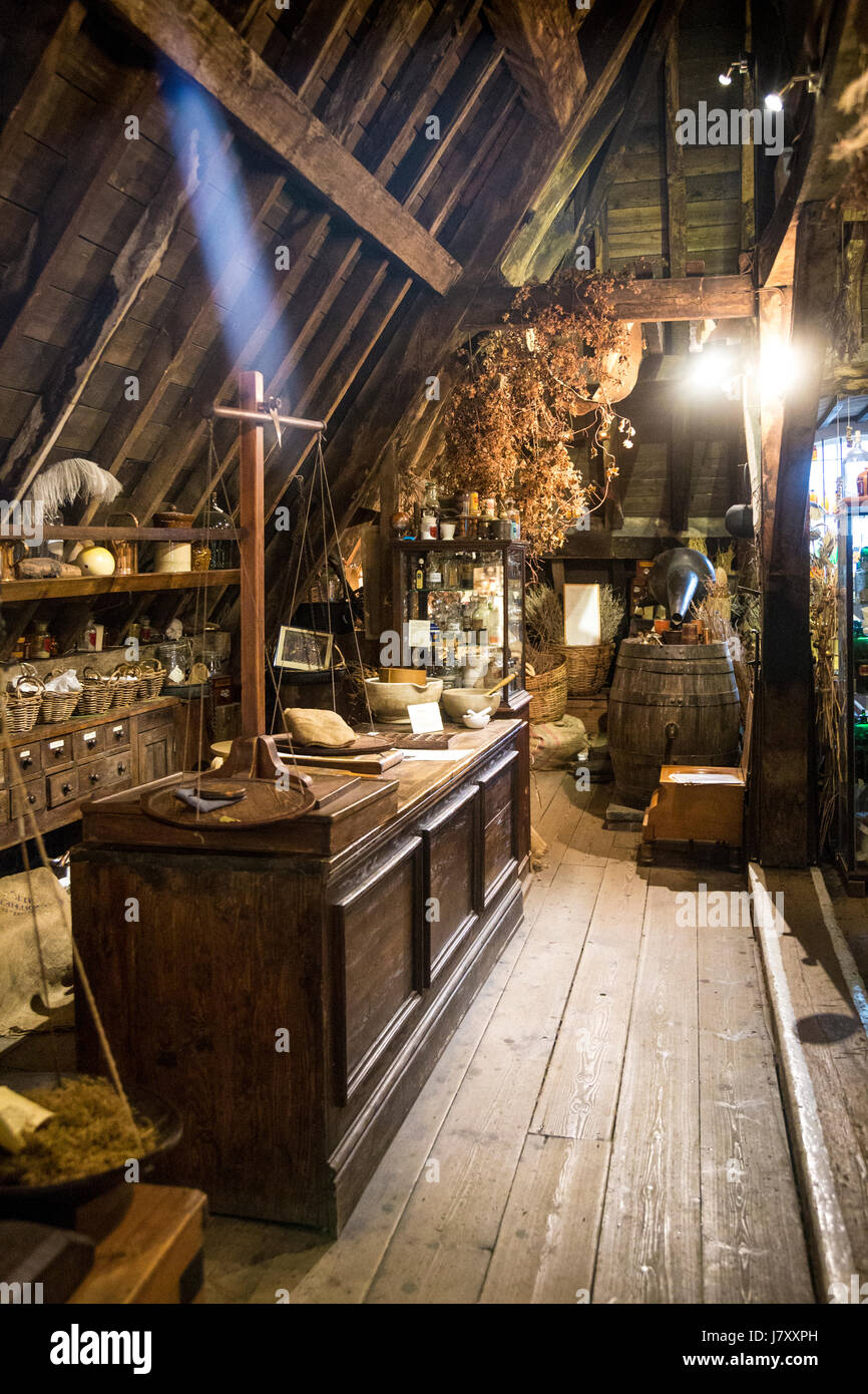 Old-fashioned herbalist apothecary pharmacy shop (Old Operating Theatre Museum and Herb Garret, London, UK) Stock Photo