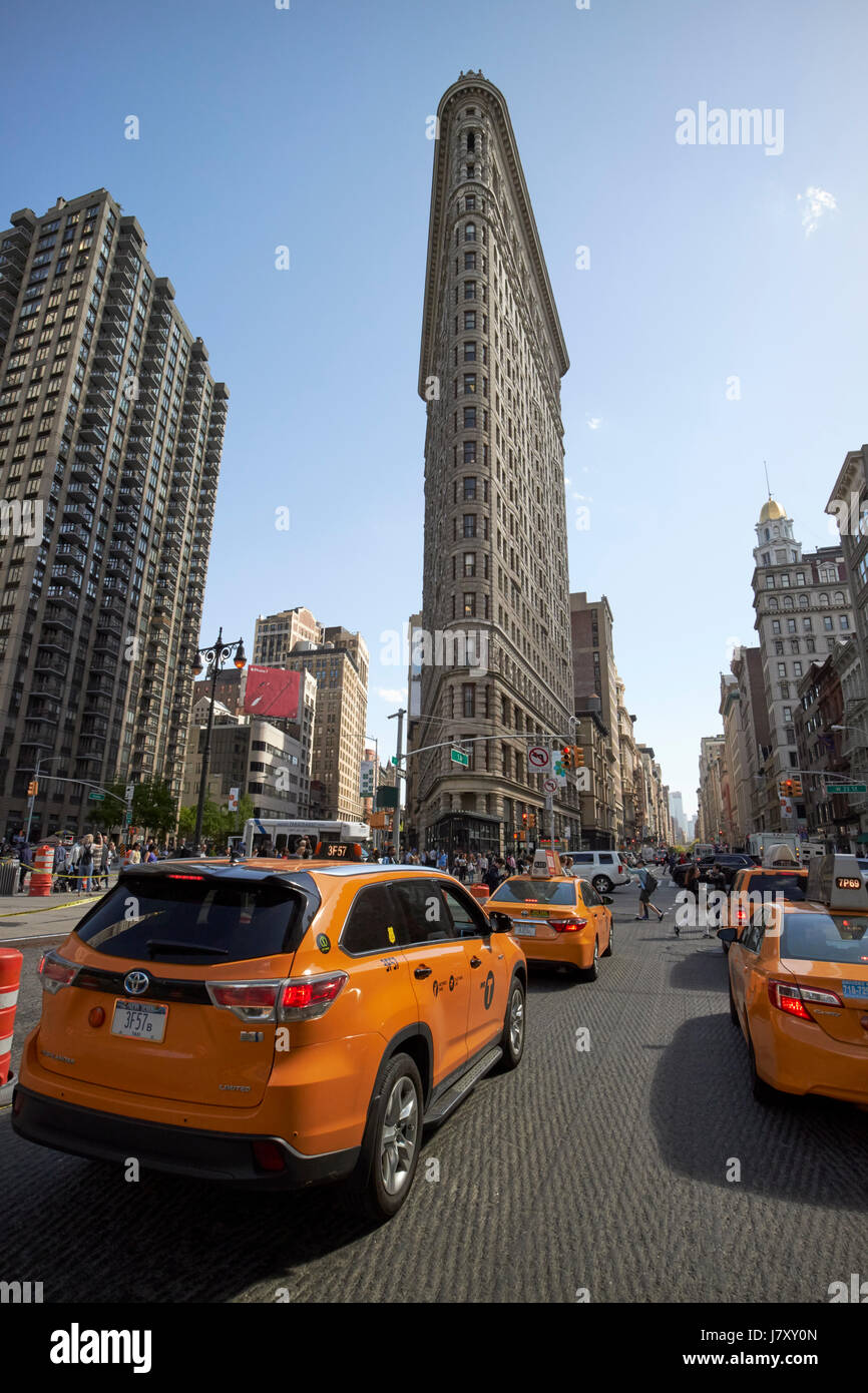 yellow cabs and the flatiron originally the fuller building manhattan New York City USA Stock Photo