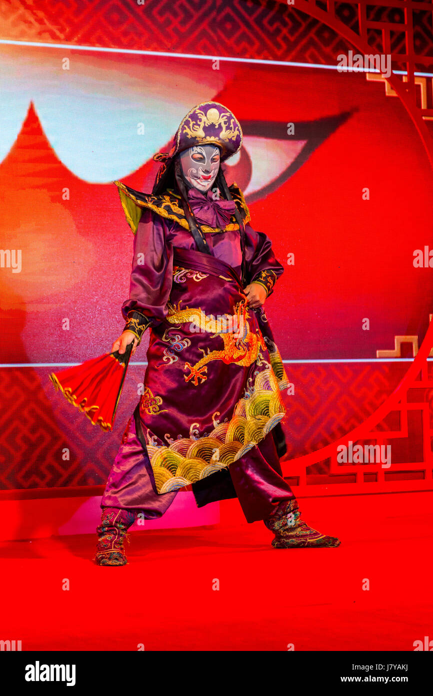 Wenzhou, Zhejiang, China.  Chinese Opera Performer and Face Changing Demonstration. Stock Photo