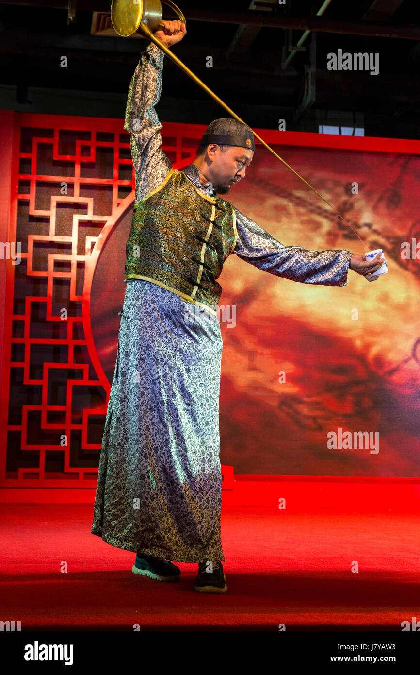 Wenzhou, Zhejiang, China. Performer Demonstrating a Tea Pouring ...