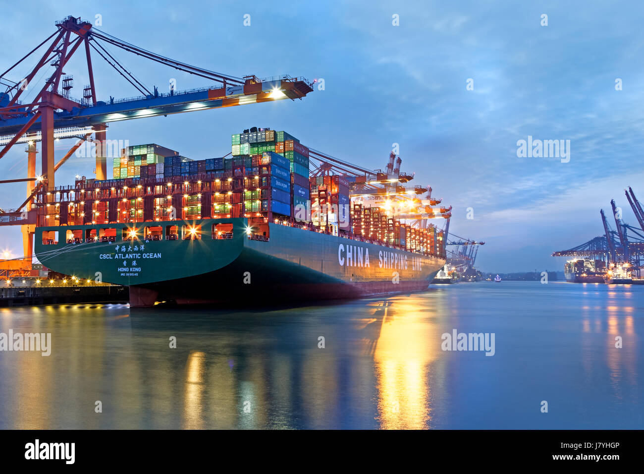 Ein Containerschiff liegt bei Nacht  im Hamburger Hafen, Containerterminal Eurogate, Hamburg, Deutschland / Container ship at night, Hamburg harbor, C Stock Photo