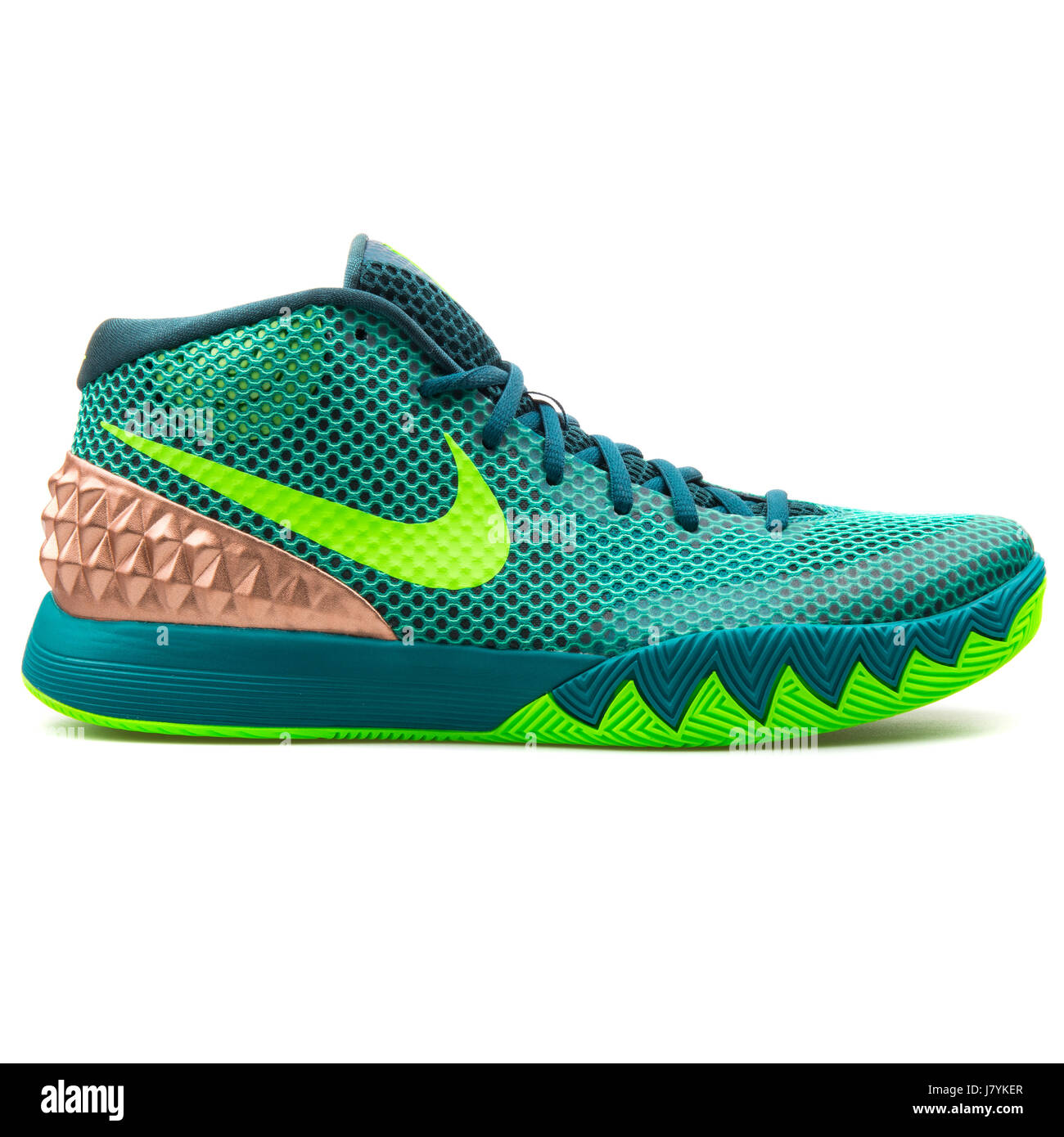 Nike Kyrie 1 Men's Green Basketball Sneakers - 705277-333 Stock Photo -  Alamy