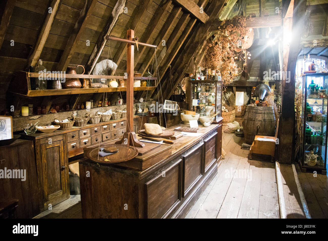 Old-fashioned herbalist apothecary pharmacy shop (Old Operating Theatre Museum and Herb Garret, London, UK) Stock Photo