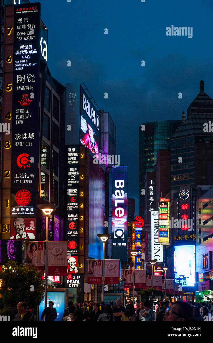 Nanjing Dong Lu shopping strip, Shanghai, China Stock Photo