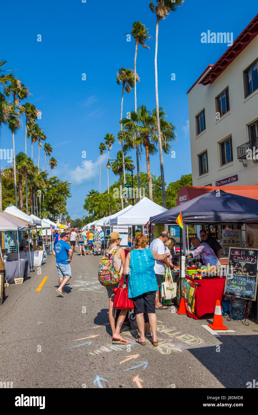 Shopping at saturday market hires stock photography and images Alamy