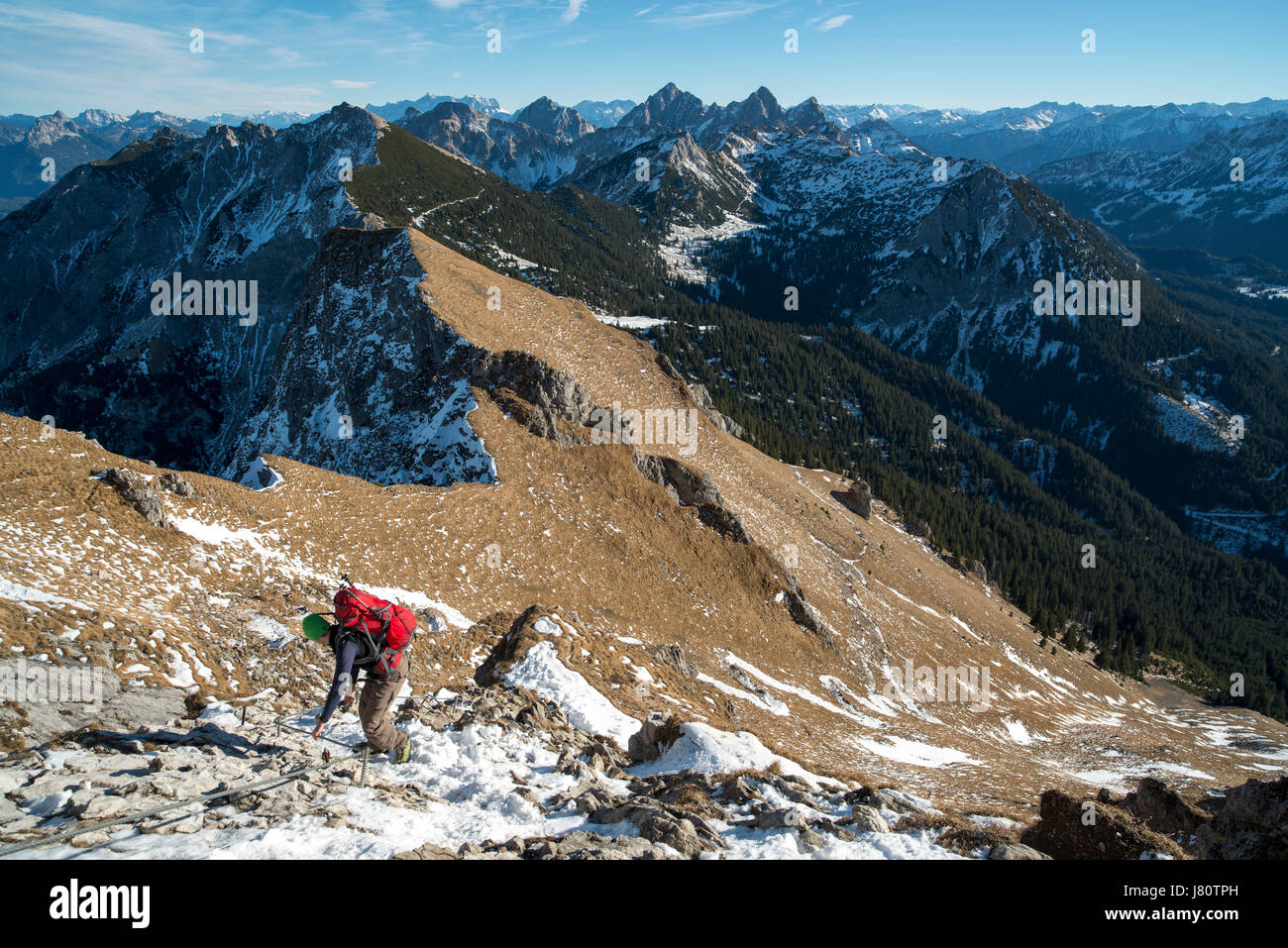 Abstieg vom Aggenstein im Winter, Grän, Tannheimer Tal, Tirol, Österreich. Descent from Mt Aggenstein, Tyrol, Austria. Stock Photo