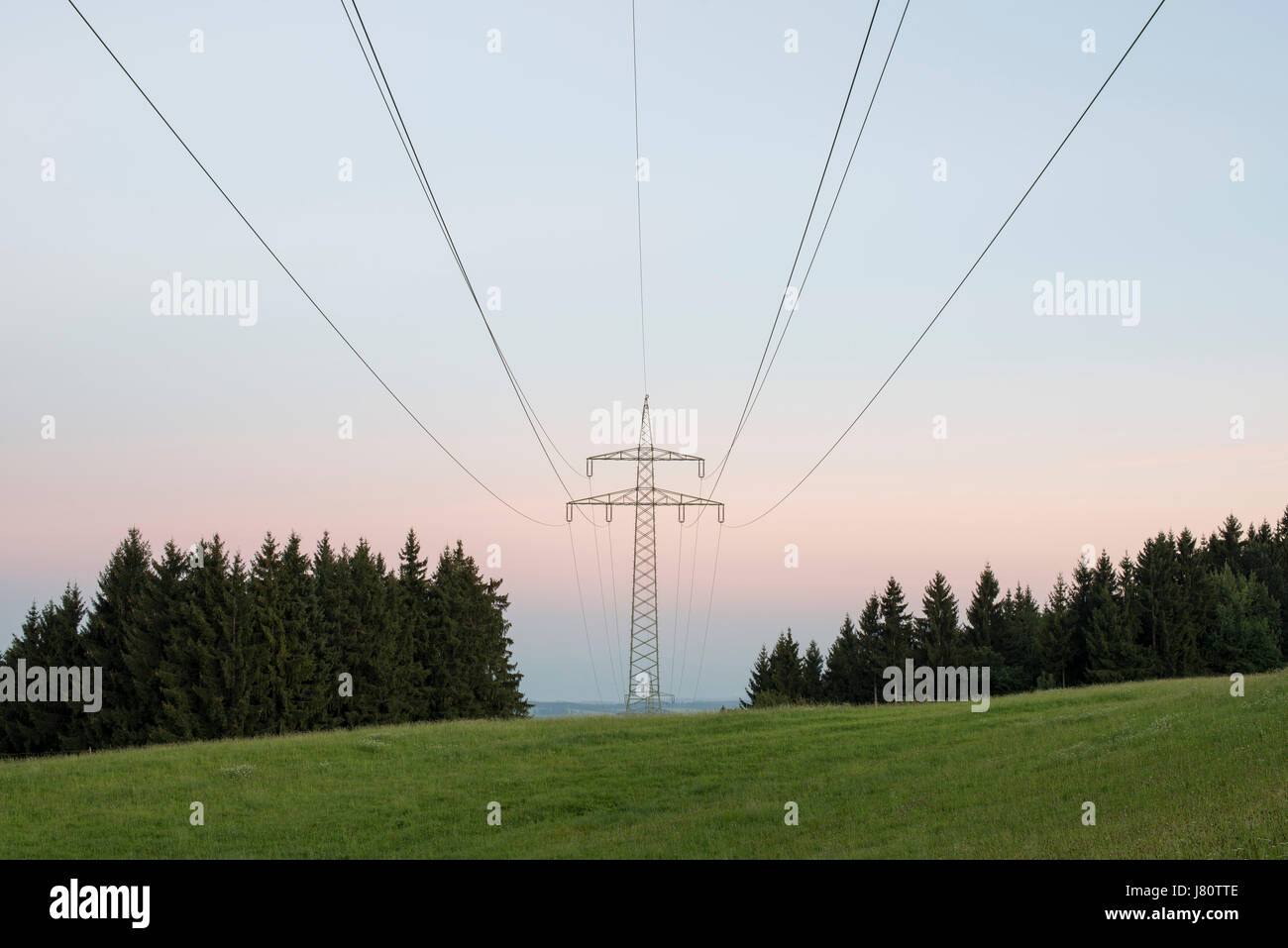 Hochspannungsleitungen bei Kaufbeuren, Allgäu, Deutschland. Overhead power line near Kaufbeuren, Allgäu, Germany. Stock Photo