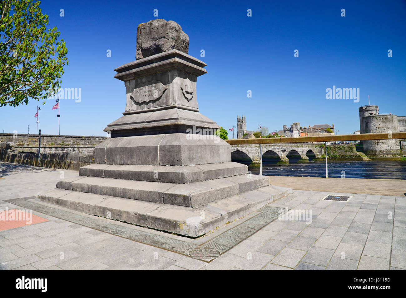 Ireland, County Limerick, Limerick City, The Treaty Stone with the River Shannon and St John's Castle. Stock Photo