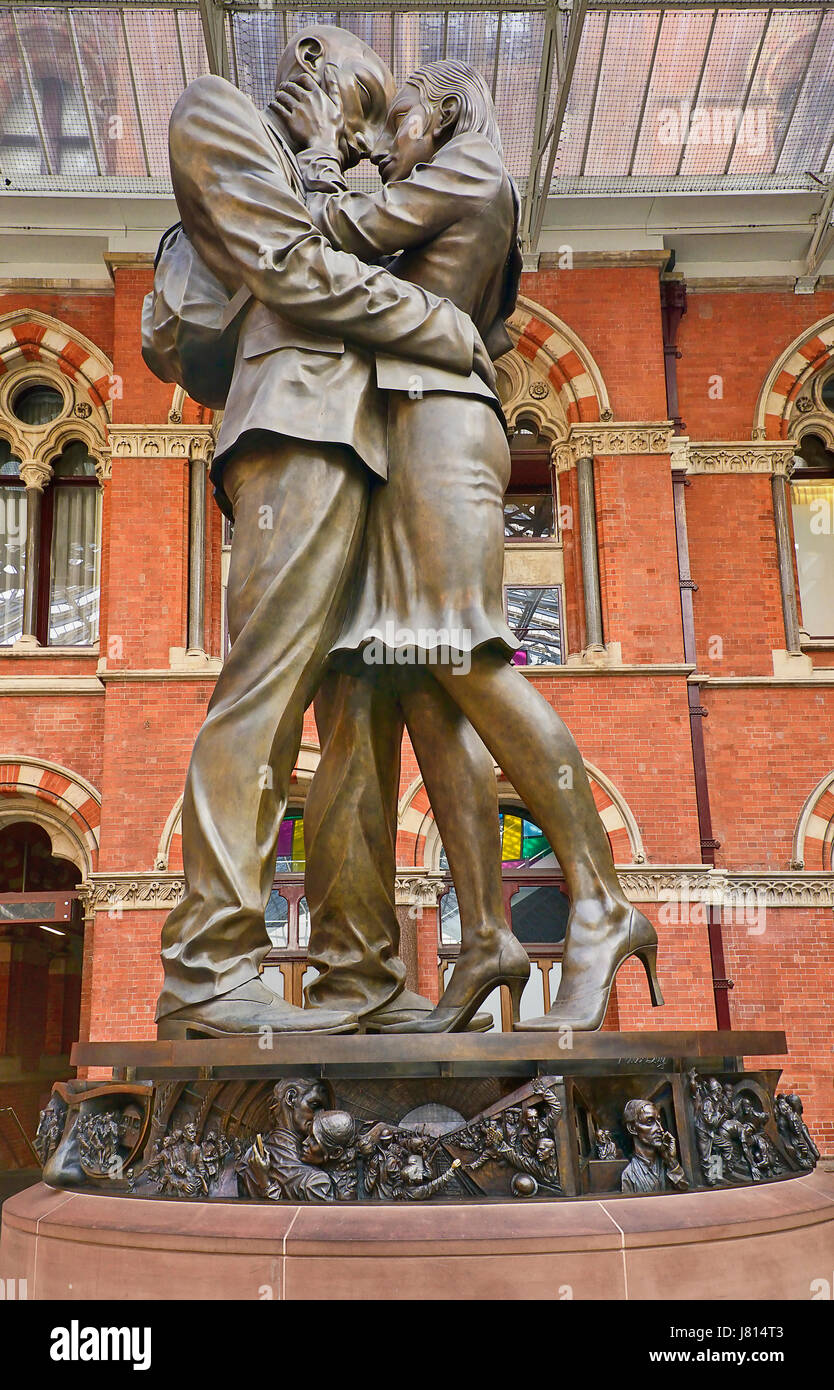 England, London, St Pancras railway station on Euston Road, The Meeting Place statue by Paul Day. Stock Photo