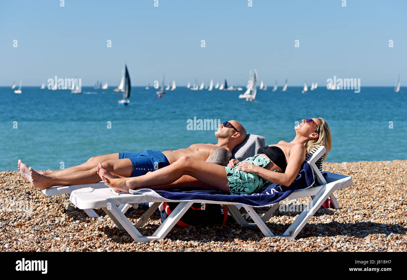 Sunbathing in the summer heatwave hires stock photography and images