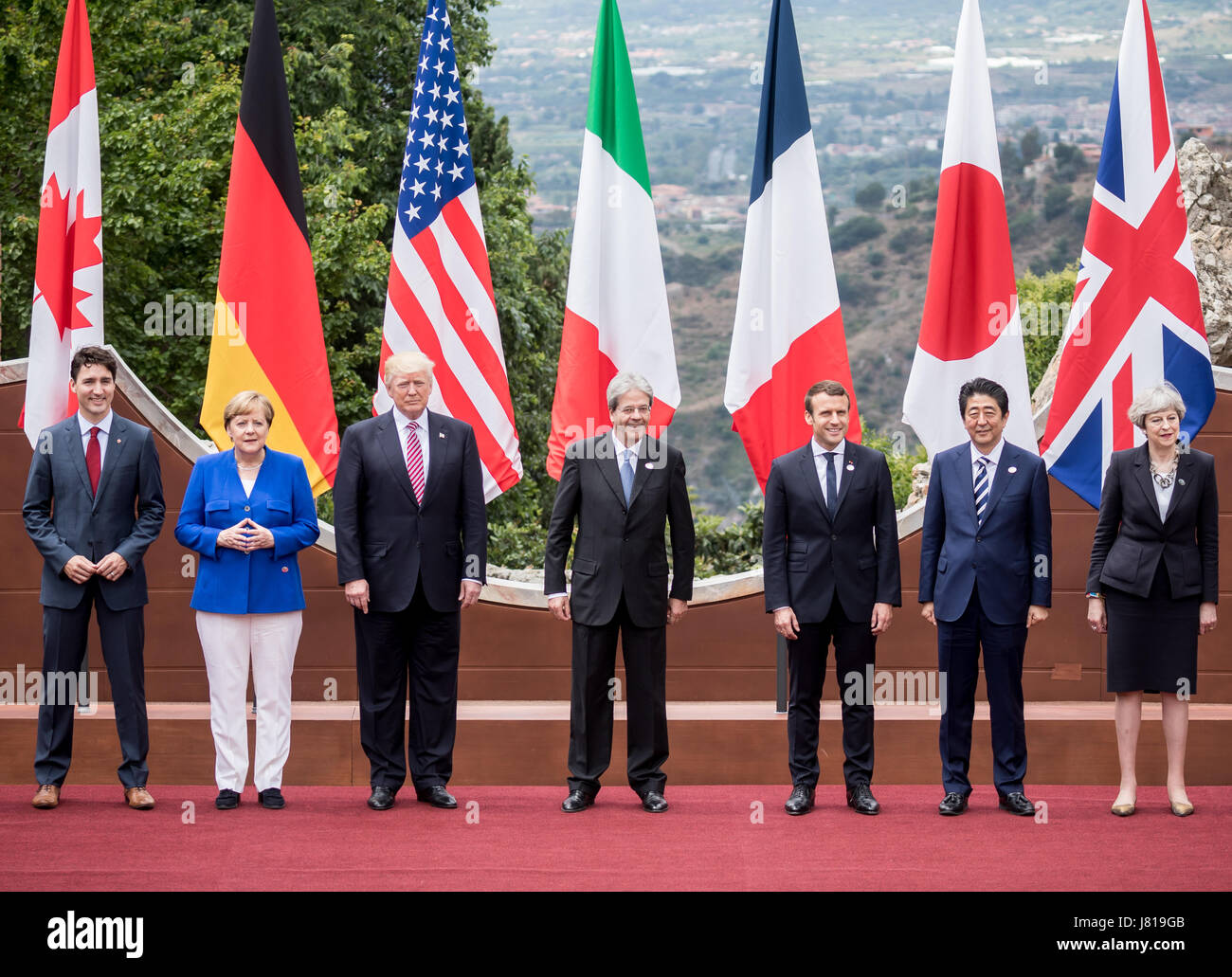 Sicily, Italy. 26th May, 2017. Sicily, Italy. 26th May, 2017. Canada's Prime Minister Justin Trudeau (L-R) poses next to Germany's Chancellor Angela Merken, US President Donald Trump, Italy's Minister President Paolo Gentiloni, President of France Emmanuel Macron, Japan's Shinzo Abe and Britain's Theresa May for the 'family portrait' in front of the Ancient Greek theatre at the G7 summit in Taormina in Sicily, Italy, 26 May 2017. The heads of the G7 states meet in Sicily from 26 May until 27 May 2017. Credit: dpa/Alamy Live News Stock Photo
