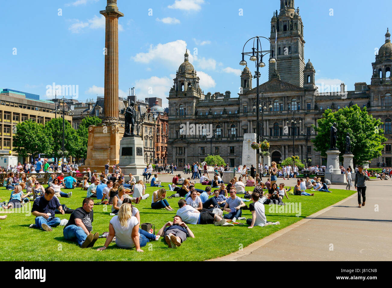 Glasgow, Scotland, UK. 26th May, 2017. As temperatures soar into the high 20 C's the people of Glasgow take time to relax and do a bit of lunch and sunbathing in George Square. Credit: Findlay/Alamy Live News Stock Photo