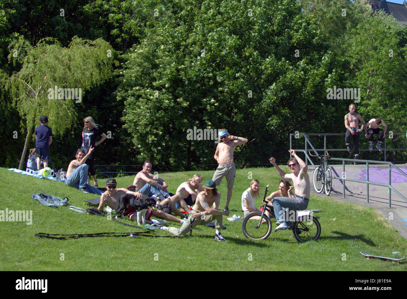 Glasgow, Scotland, UK. 26th May, 2017.  The weather brought Glaswegians out into the green spaces of George Square, the Botanics and Kelvingrove park as the temperatures soared for the second day in a row. Credit: gerard ferry/Alamy Live News Stock Photo