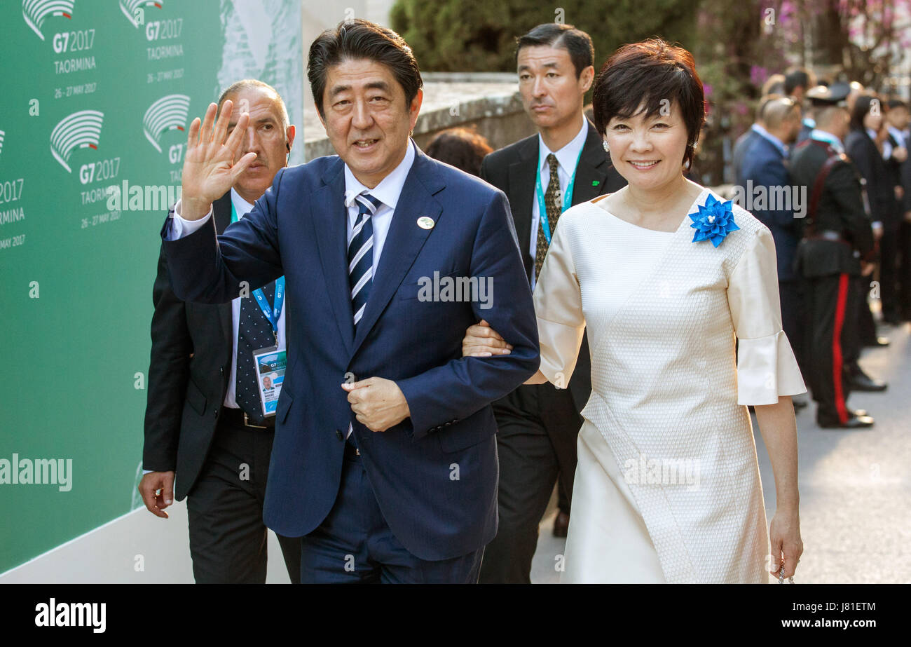Taormina, Italy. 26th May, 2017. Japan's prime minister Shinzo Abe and his wife Aki can be seen on their way to a concert at the Greek Theatre in Taormina, Italy, 26 May 2017. The heads of goverment of the G7 member states have gathered for the summit to be held from 26 May to 27 May 2017. Photo: Michael Kappeler/dpa/Alamy Live News Stock Photo
