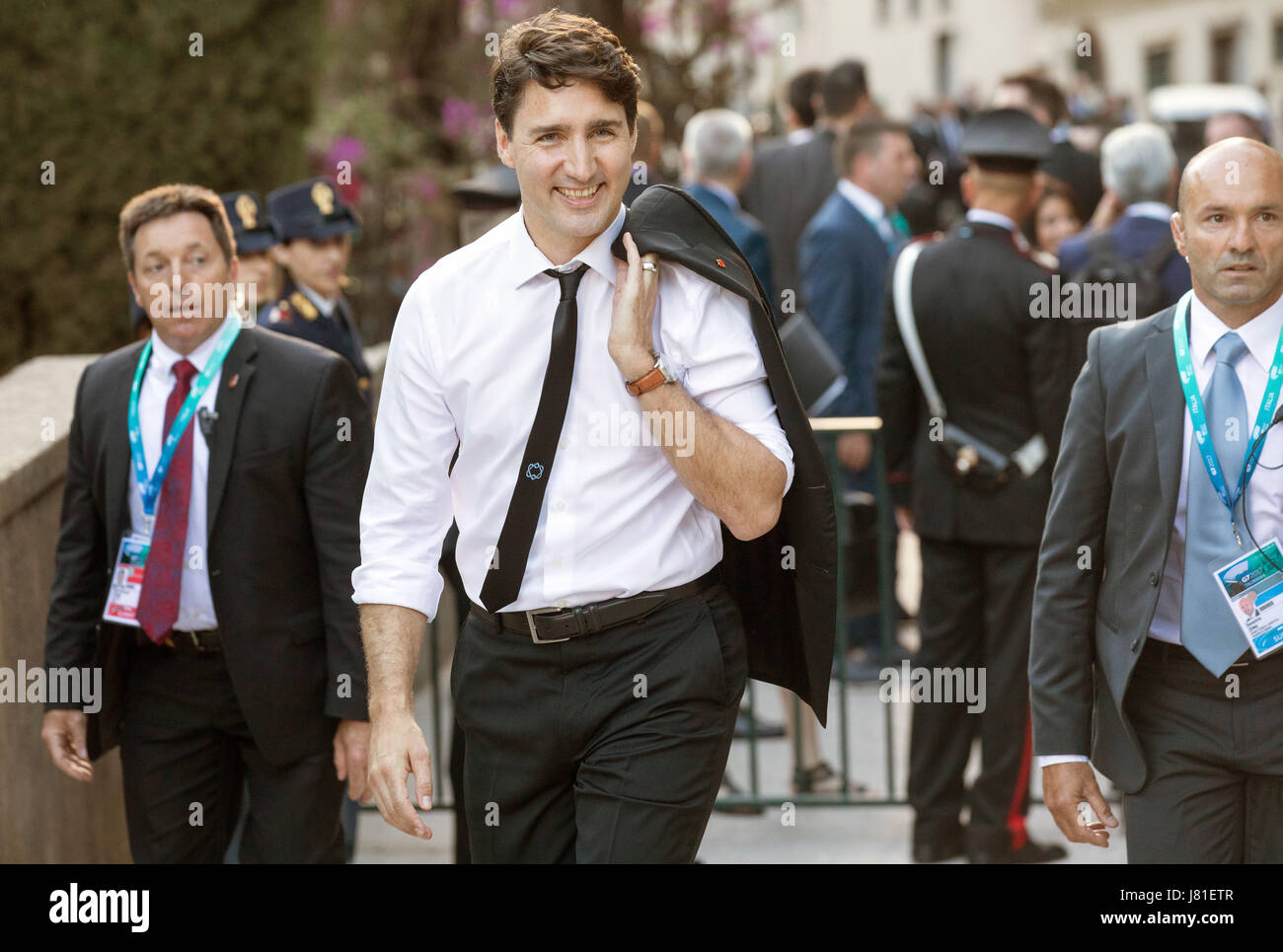 Taormina, Italy. 26th May, 2017. Canada's prime minister Justin Trudeau (M) can be seen on his way to a concert at the Greek Theatre in Taormina, Italy, 26 May 2017. The heads of goverment of the G7 member states have gathered for the summit to be held from 26 May to 27 May 2017 Photo: Michael Kappeler/dpa/Alamy Live News Stock Photo