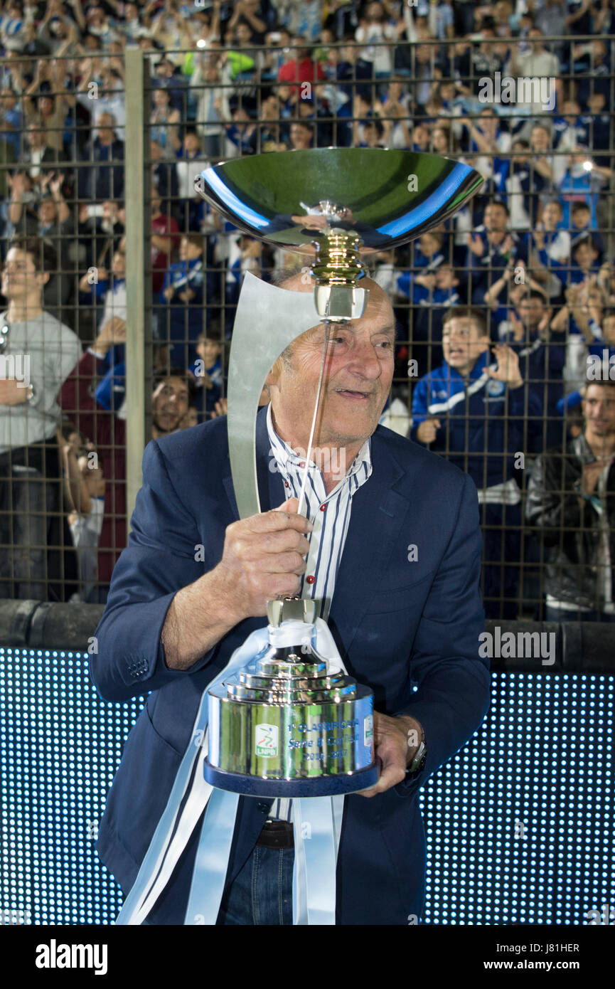 Ferrara, Italy. 18th May, 2017. Alex Meret (SPAL) Football/Soccer : Alex  Meret of SPAL celebrates their league title with the trophy after the  Italian Serie B match between SPAL 2-1 FC Bari