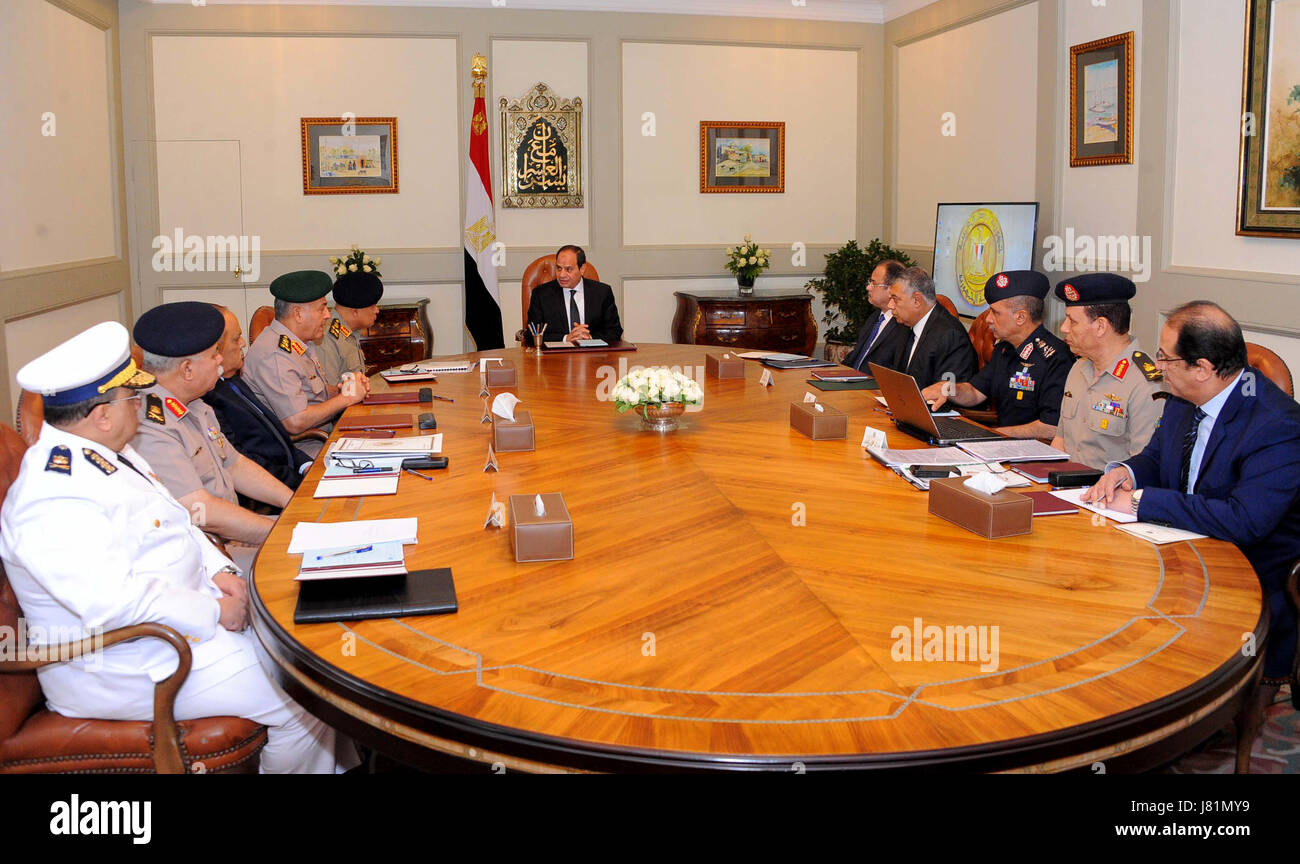 Cairo, Egypt. 26th May, 2017. Egyptian President Abdel Fattah al-Sisi meets with leaders of the Supreme Council of the Armed Forces and the Supreme Council for Police after the gunmen attack in Minya, at the Ittihadiya presidential palace in Cairo, Egypt, May 26, 2017 Credit: Egyptian President Office/APA Images/ZUMA Wire/Alamy Live News Stock Photo