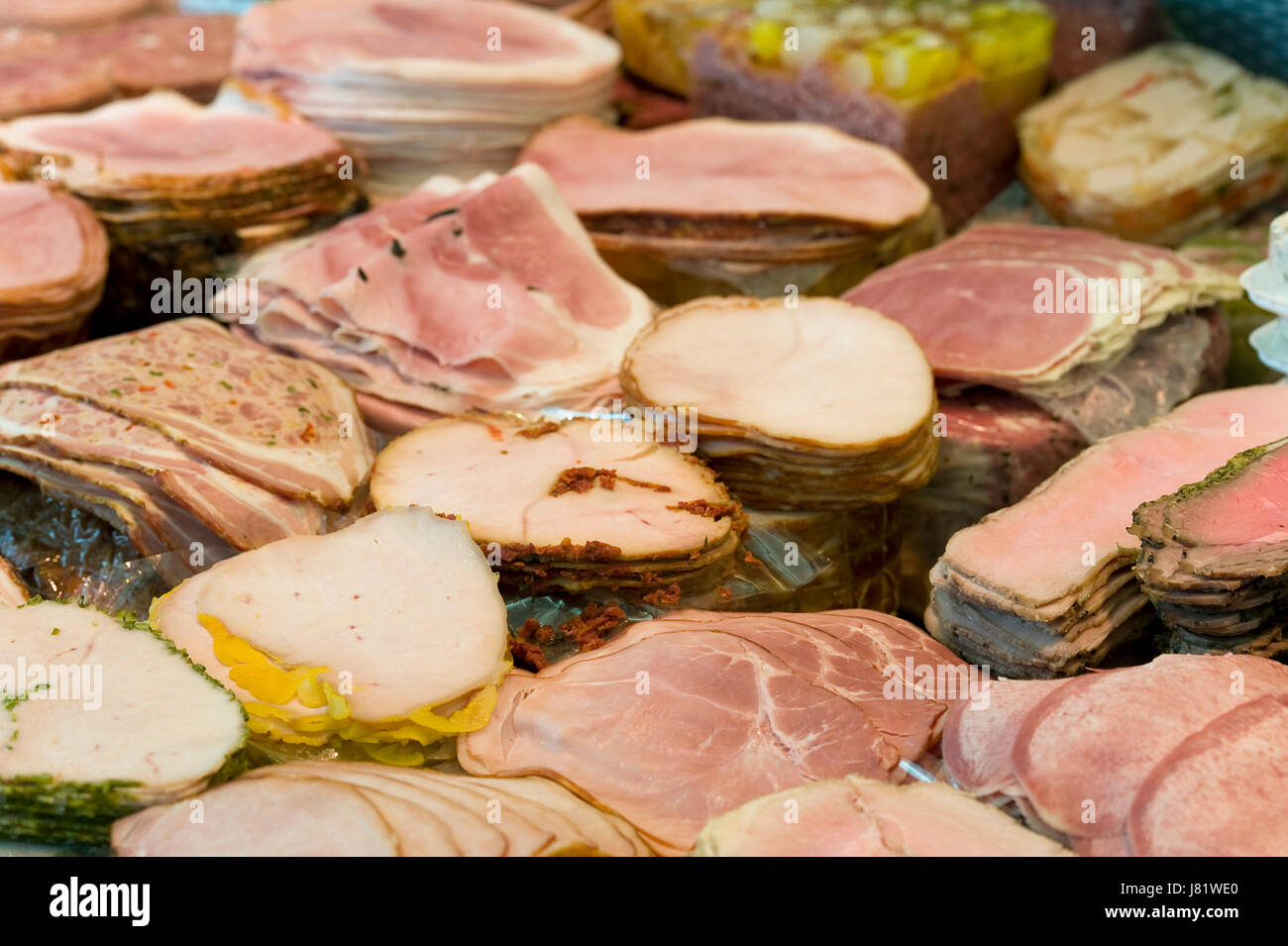 cold cuts sausage food aliment bovine poultry chicken calories salami