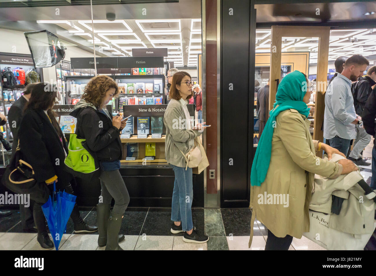 Customers wait to enter in the new Amazon Books in the Time Warner ...