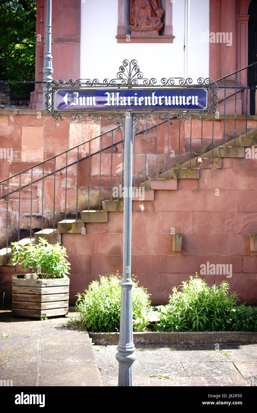 Das Namensschild Zum Marienbrunnen in einem Ortsteil von Mainz. Stock Photo