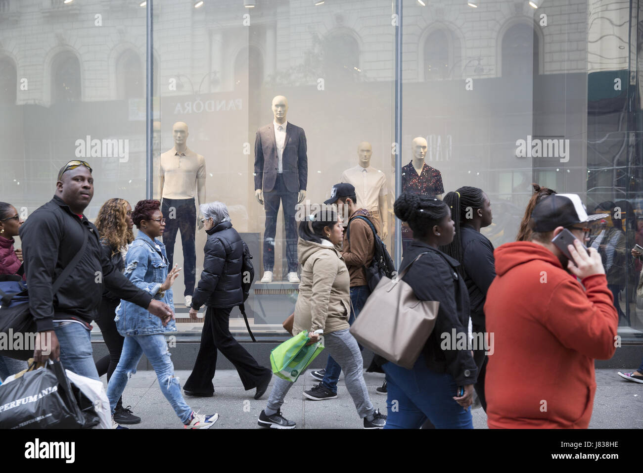 Crowd shopping mall us hi-res stock photography and images - Alamy