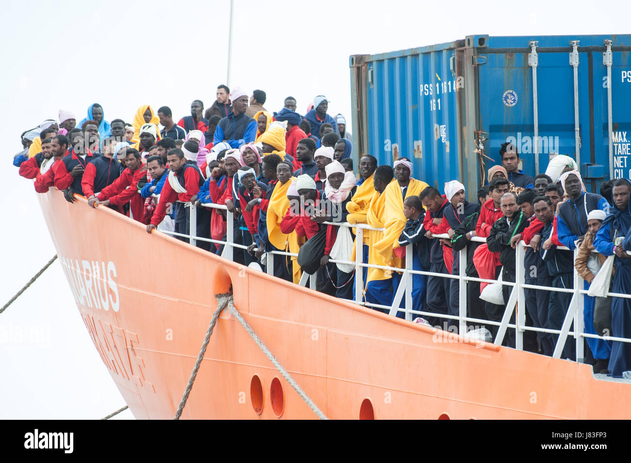 italy-26th-may-2017-migrants-disembark-from-the-aquarius-ship-of-the-J83FP3.jpg
