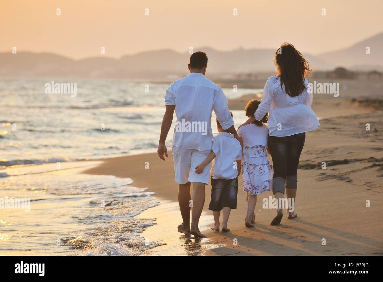 Семья на пляже спиной