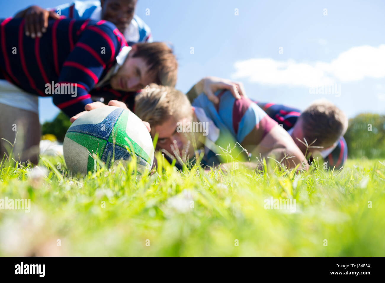 Men playing rugby hi-res stock photography and images - Alamy