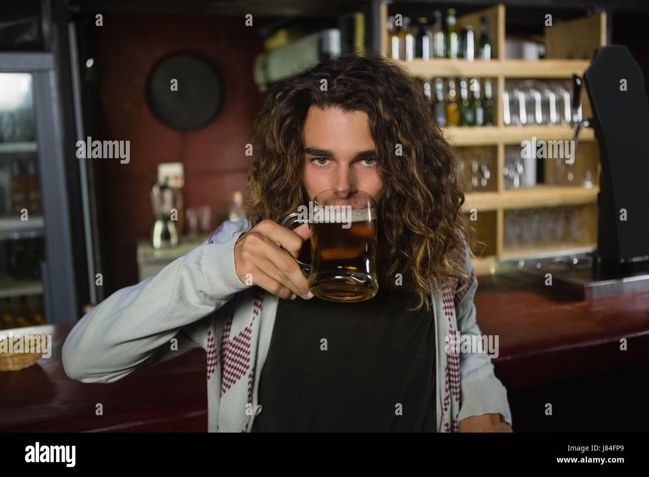 Man leaning against bar counter hi-res stock photography and images - Alamy