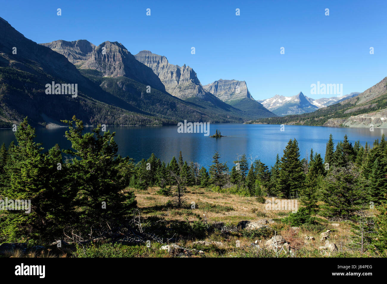 Saint Mary Lake with Wild Goose Island, left Red Eagle Mountain, Mahtotopa Mountain and Lille Chief Mountain Stock Photo