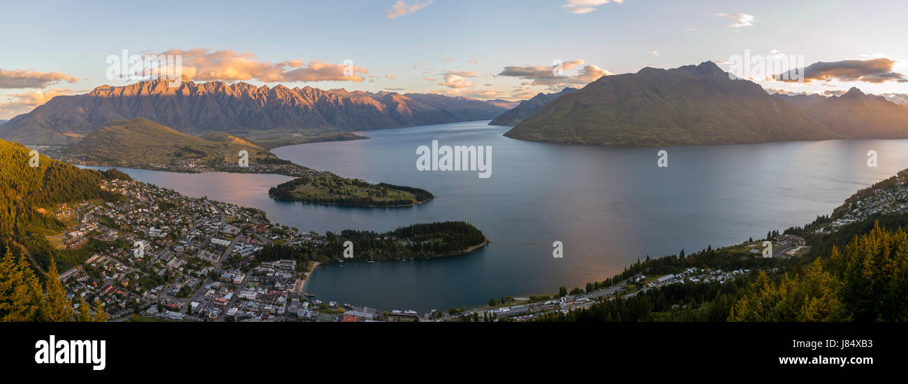 View of Lake Wakatipu and Queenstown at sunset, Ben Lomond Scenic Reserve, Mountain Range The Remarkables, Otago, South Island Stock Photo