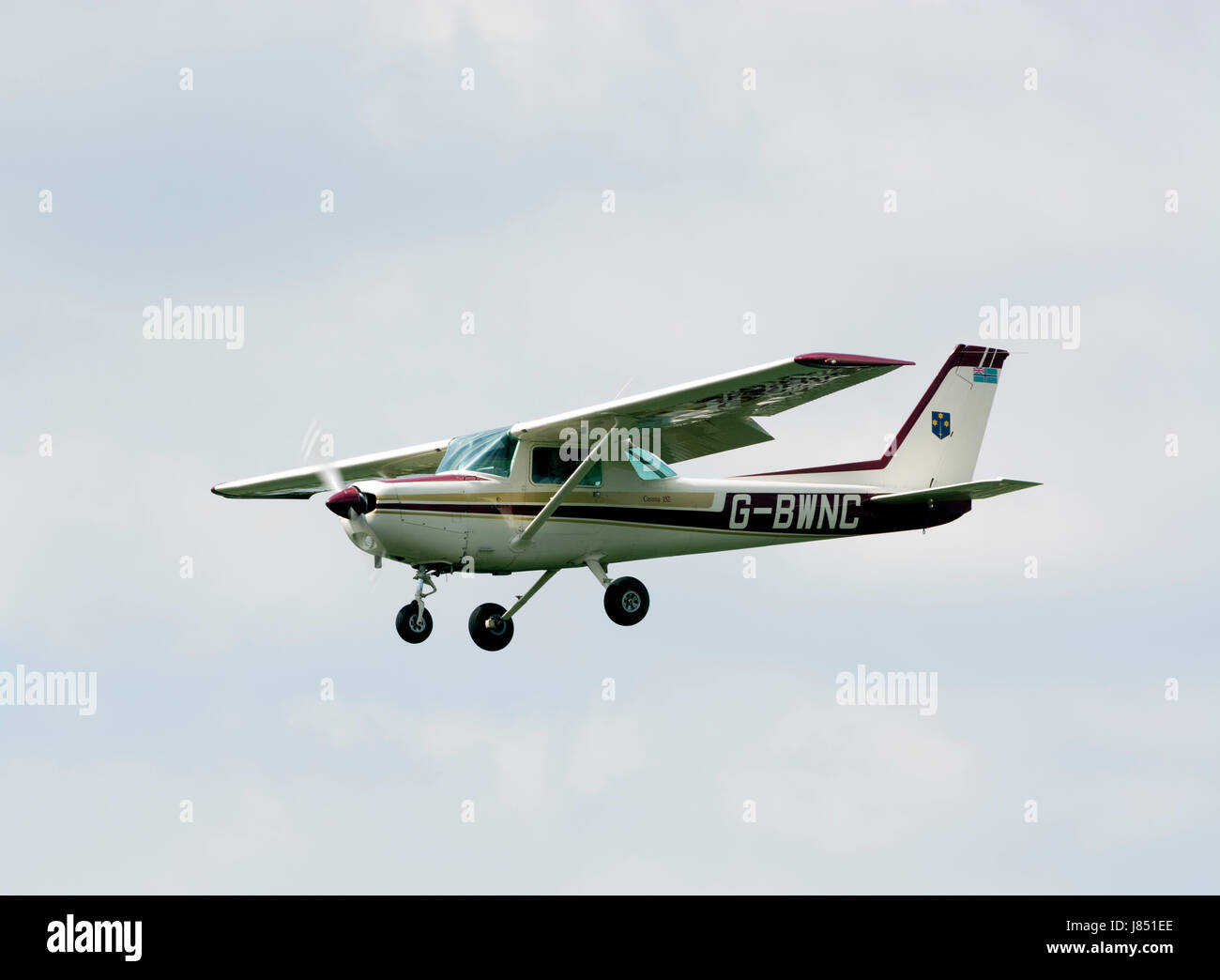 Cessna 152 approaching Wellesbourne Airfield, Warwickshire, UK (G-BWNC) Stock Photo