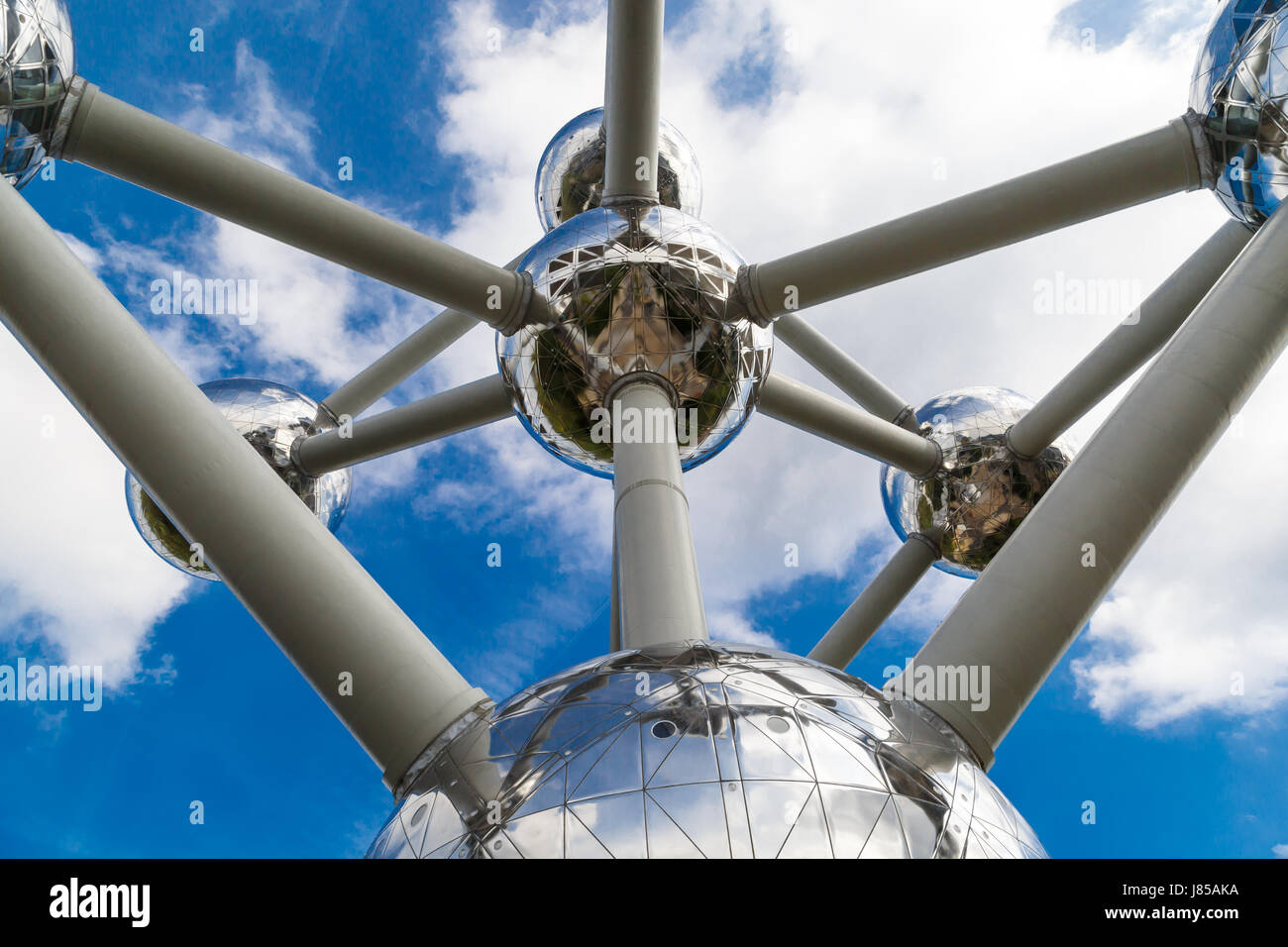 Atomium structure abstract hi-res stock photography and images - Alamy