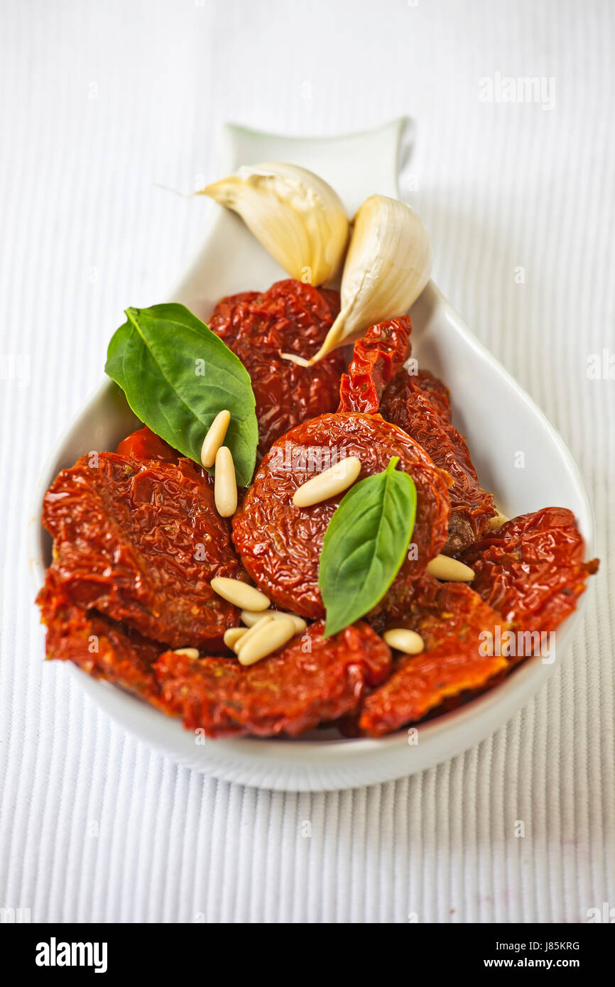 food aliment boil cooks boiling cooking tomatoes tomatos dried oil oils