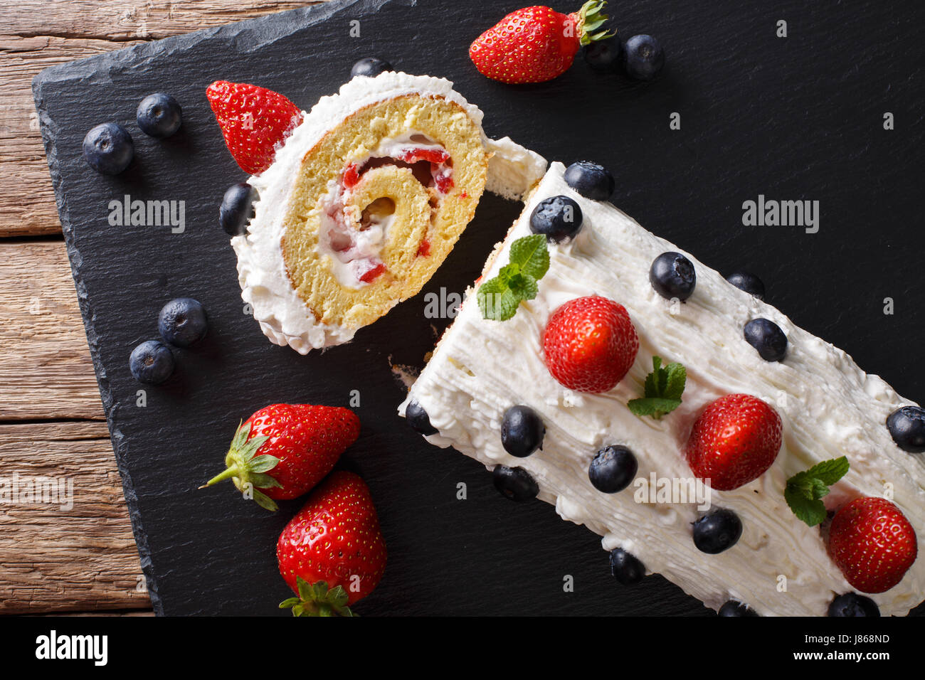 Sliced strawberry cake hi-res stock photography and images - Alamy