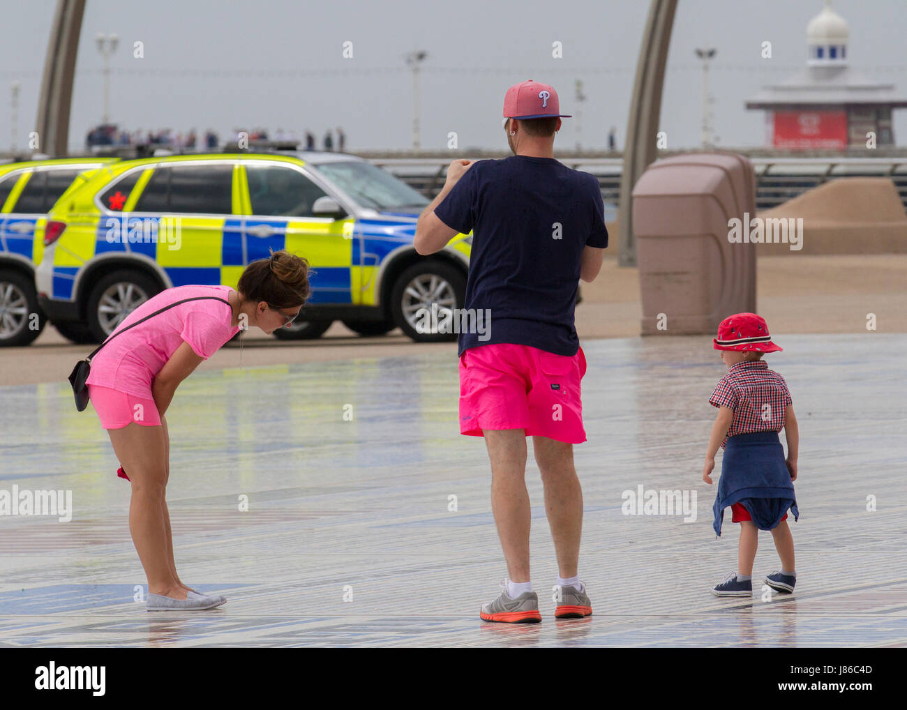 Blackpool, Fylde Coast, Lancashire, UK Weather. 27th May, 2017. Sunshine and Showers in the afternoon as holidaymakers head for the beach with overcast skies and local showers. Credit; MediaWorldImages/AlamyLiveNews Stock Photo