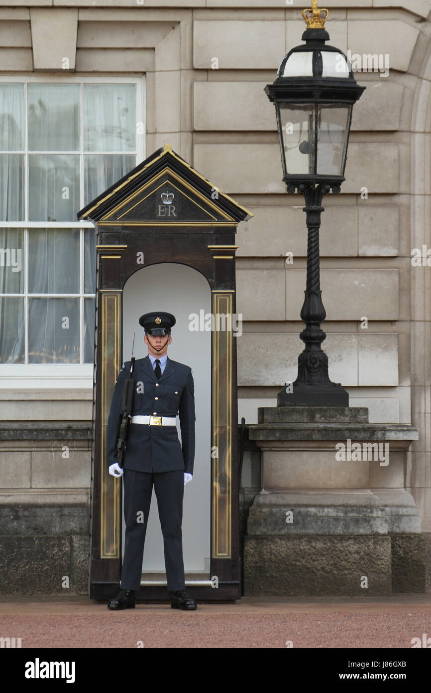 London, UK. 27th May, 2017. A solider on duty at Buckingham Palace front yard . The threat level was raised to critical, following the May 22nd Manchester Arena attack. About 1,000 armed military personnel were deployed to guarding national landmarks across the country. Credit: David Mbiyu/Alamy Live News Stock Photo