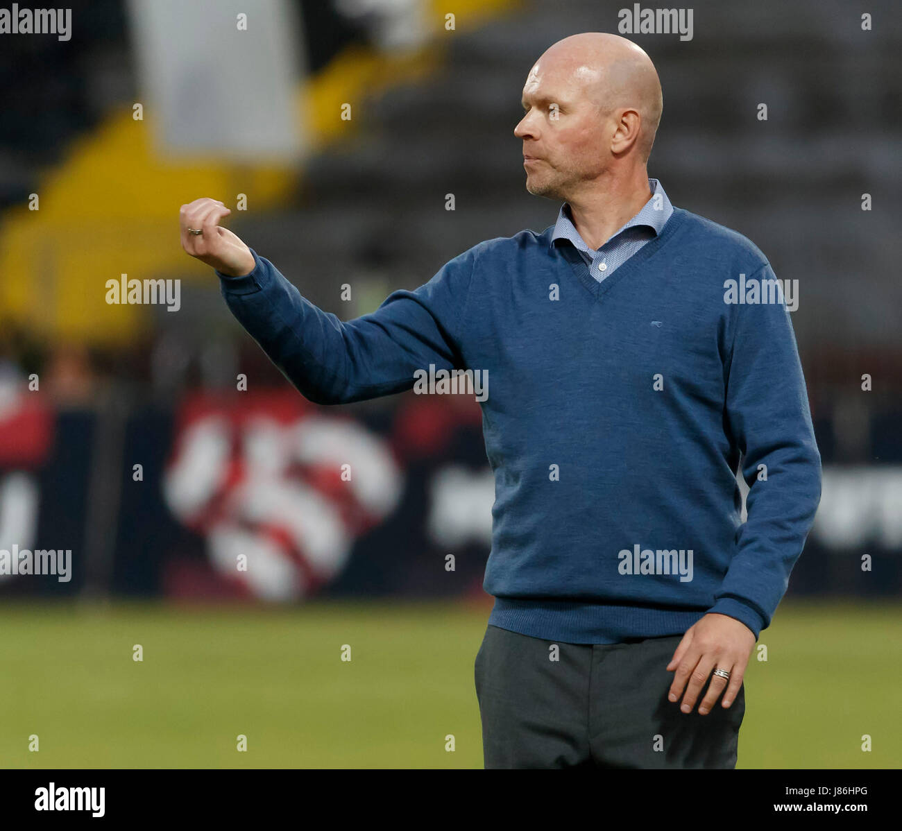 Budapest, Hungary. 27th May, 2017. Head coach Henning Berg of Videoton FC instructs his players during the Hungarian OTP Bank Liga match between Budapest Honved and Videoton FC at Bozsik Stadium on May 27, 2017 in Budapest, Hungary. Credit: Laszlo Szirtesi/Alamy Live News Stock Photo