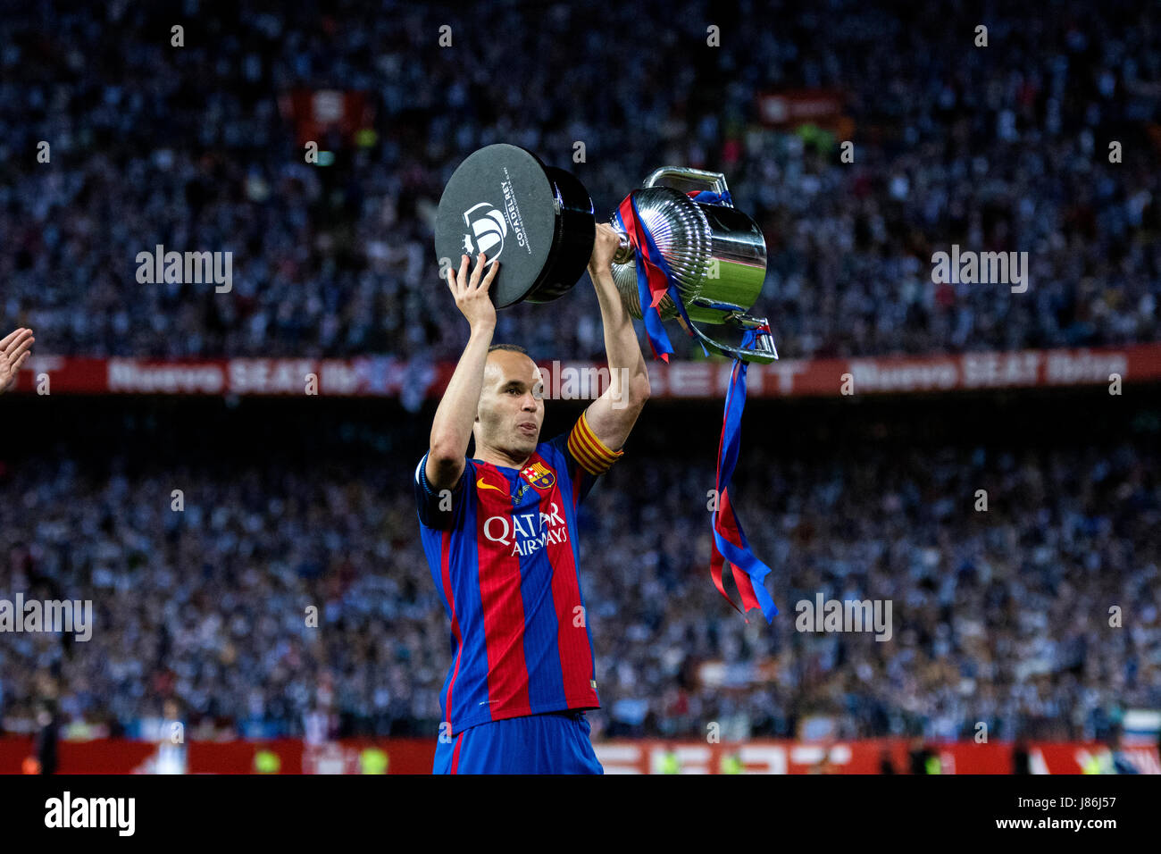 Madrid, Spain. 27th May, 2017. Andres Iniesta (FC Barcelona) celebrates the victory of his team with the trophee during the football match of Final of Spanish King's Cup between FC Barcelona and Deportivo Alaves near of Calderon Stadium on May 27, 2017 in Madrid, Spain. Credit: David Gato/Alamy Live News Stock Photo