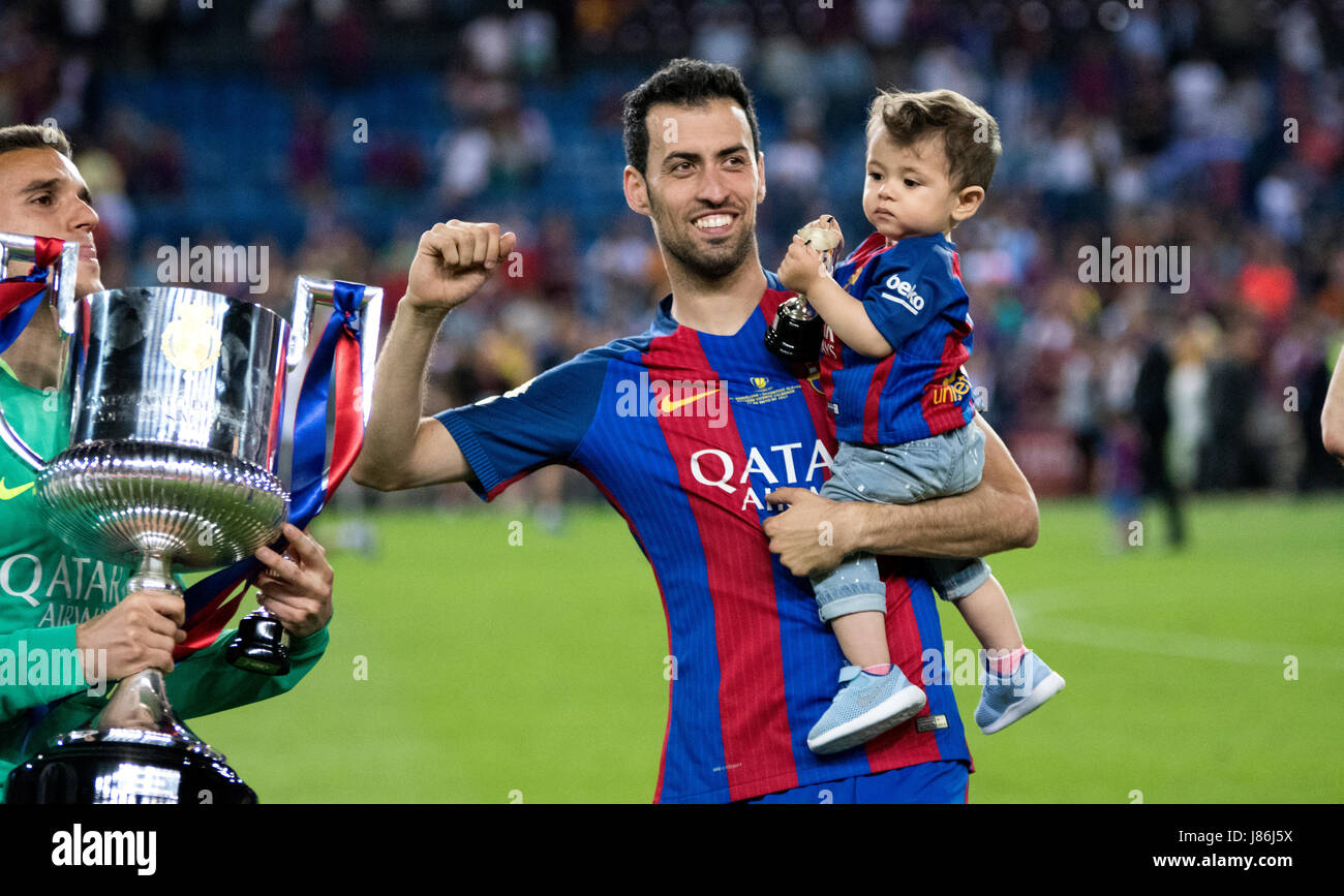 Madrid, Spain. 27th May, 2017. Sergio Busquets (FC Barcelona) celebrates the victory of his team during the football match of Final of Spanish King's Cup between FC Barcelona and Deportivo Alaves near of Calderon Stadium on May 27, 2017 in Madrid, Spain. Credit: David Gato/Alamy Live News Stock Photo