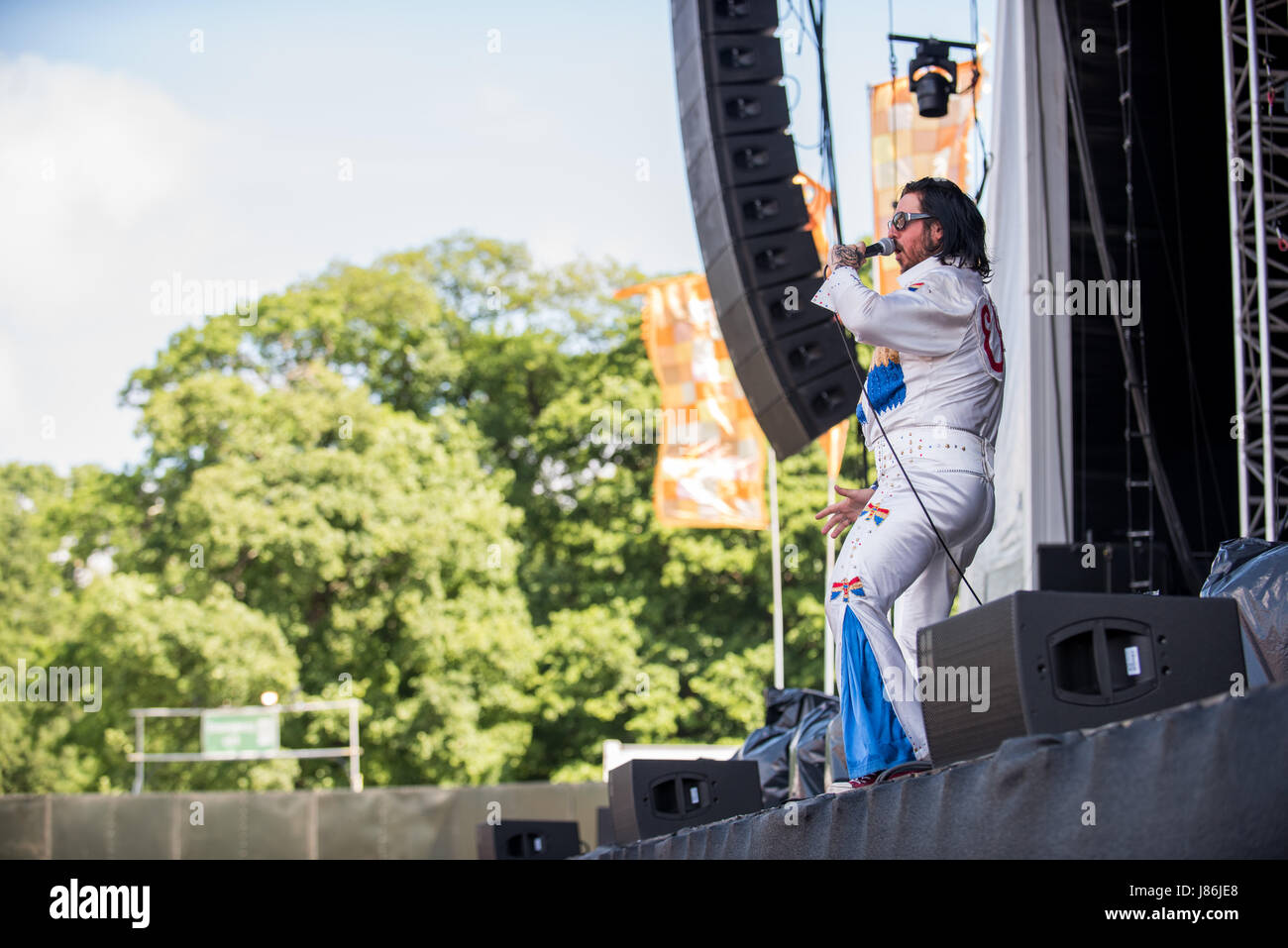 Southampton, Hampshire, UK. 27thth May, 2017. Elvana performs on the main stage. Common People Music Festival returns in 2017 to Southampton Common where the Bestival team, along with curator, Rob Da Bank, have put together a fantastic lineup of acts. Event security remains tight after the recent terror attack in Manchester resulting in the UK terror threat level being escalated from 'Severe' to 'Critical'. Despite these anxieties, festival goers haven't been put off and are determined to enjoy the festivities, live music and sunshine. Credit: Will Bailey/Alamy Live News Stock Photo