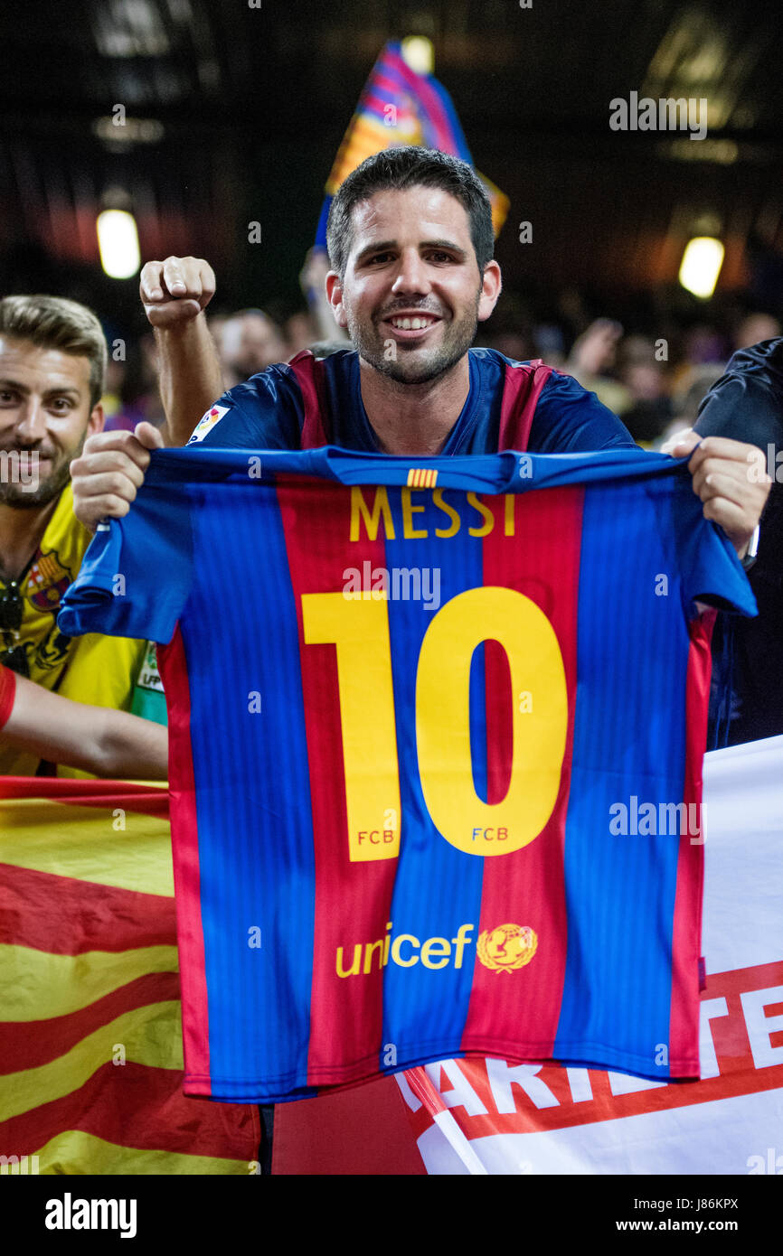 Madrid, Spain. 27th May, 2017. Supporter of FC Barcelona with a T-shirt of  Leo Messi (FC Barcelona) during the football match of Final of Spanish  King's Cup between FC Barcelona and Deportivo