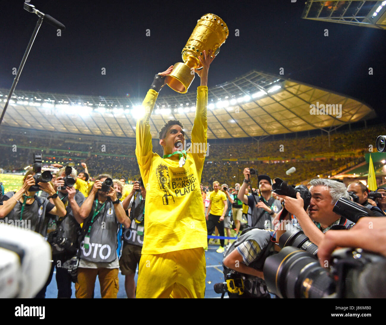 27.05.2017, Fussball DFB-Pokal 2016/17, Finale im Olympiastadion in Berlin, Eintracht Frankfurt - Borussia Dortmund, Jubel mit dem Pokal nach der Siegerehrung,  Marc Bartra (Dortmund). Photo: Cronos/MIS Stock Photo